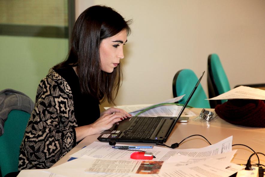 Funcionario dejando registro de la sesión plenaria
