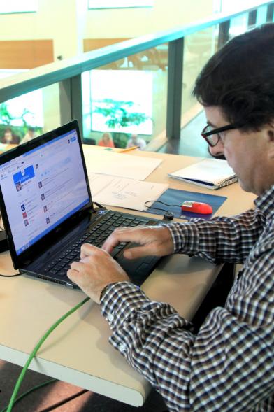 Hombre tomando notas en el ordenador