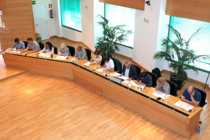 Vista cenital del lado derecho del salón de plenos con concejales