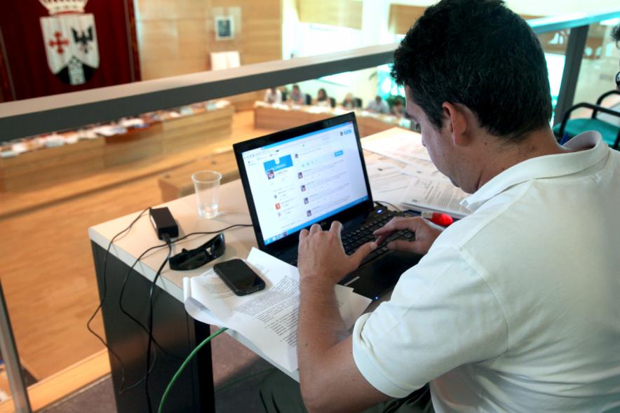Funcionario dejando registro de la sesión plenaria