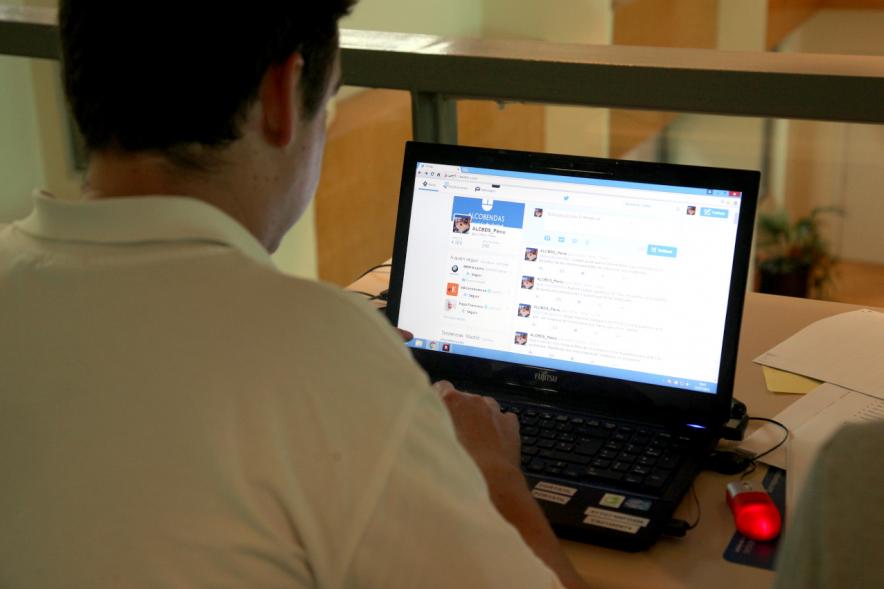 Funcionario dejando registro de la sesión plenaria