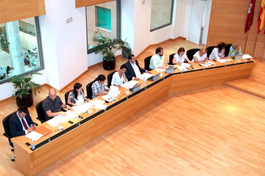 Vista cenital del lado izquierdo del salón de plenos con concejales