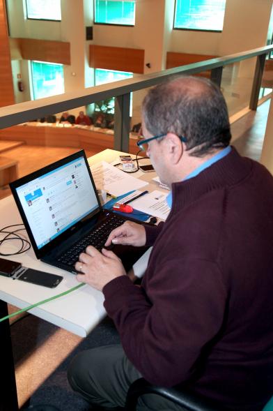 Funcionario dejando registro de la sesión plenaria