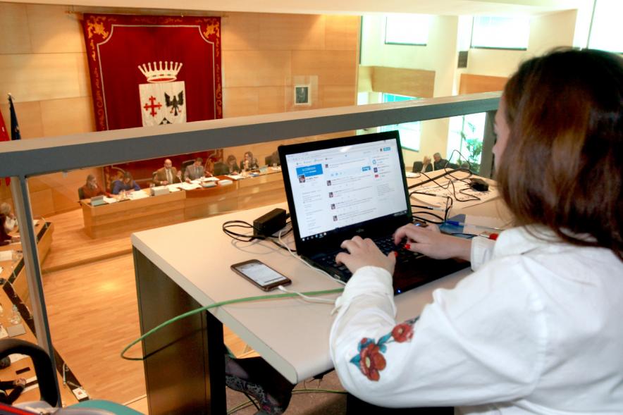 Funcionario dejando registro de la sesión plenaria