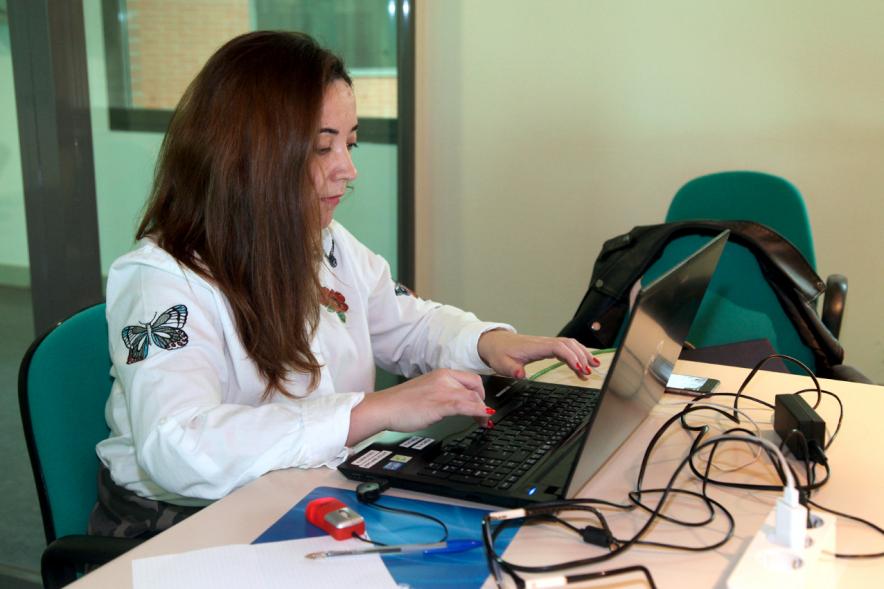 Funcionario dejando registro de la sesión plenaria