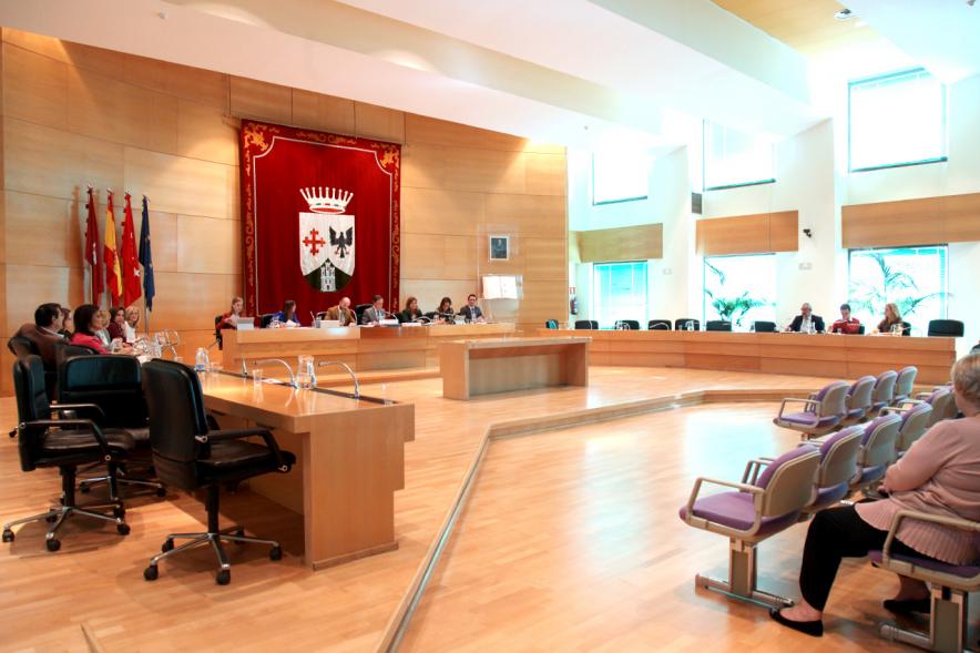 Vista lateral del salón de plenos sin los miembros de Podemos y PSOE