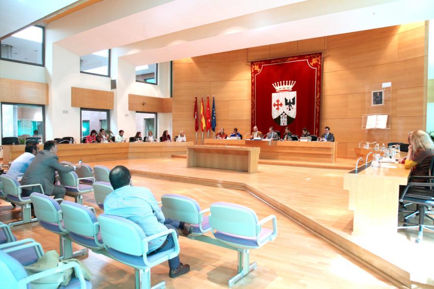 Vista lateral del salón de plenos con sillas d concejales vacías