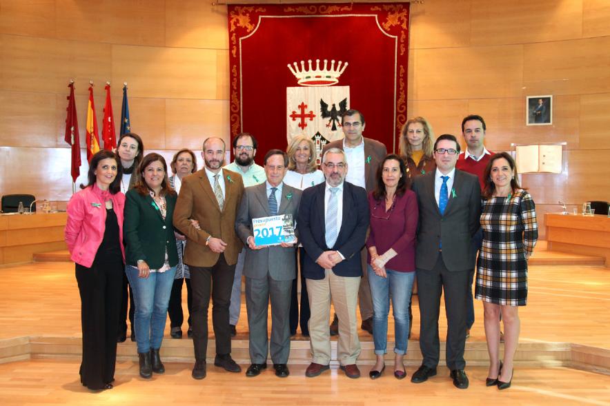 Concejales de PP y Ciudadanos posando por los presupuestos de 2017