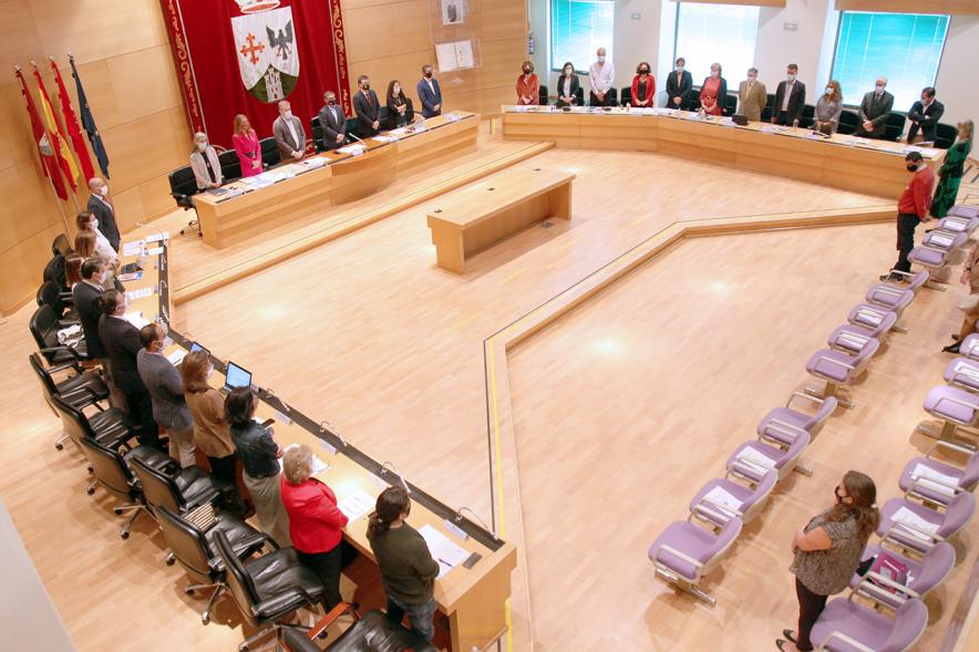 Vista cenital del salón de plenos con concejales en pie