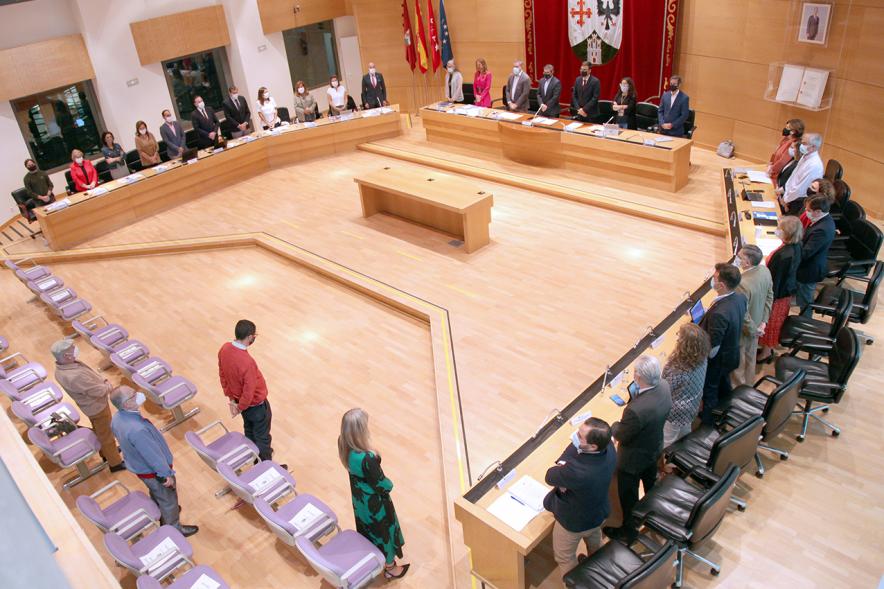 Vista cenital del salón de plenos con concejales en pie