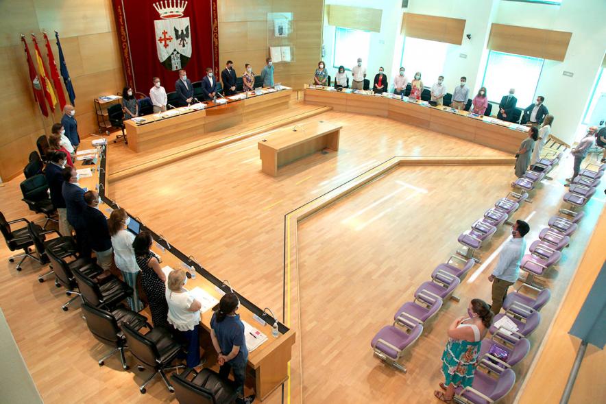 Vista cenital del salón de plenos con concejales en pie