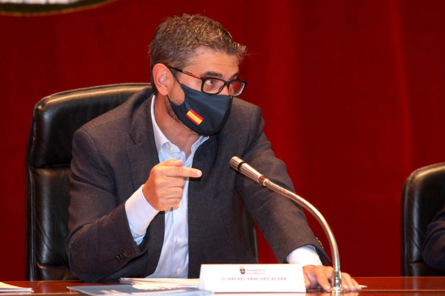 Alcalde Sánchez Acera durante el pleno