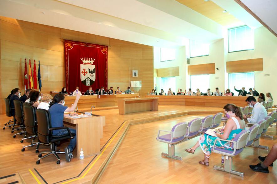 Vista lateral del salón de plenos durante una votación