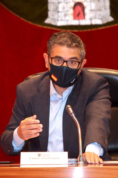 Alcalde Sánchez Acera durante el pleno