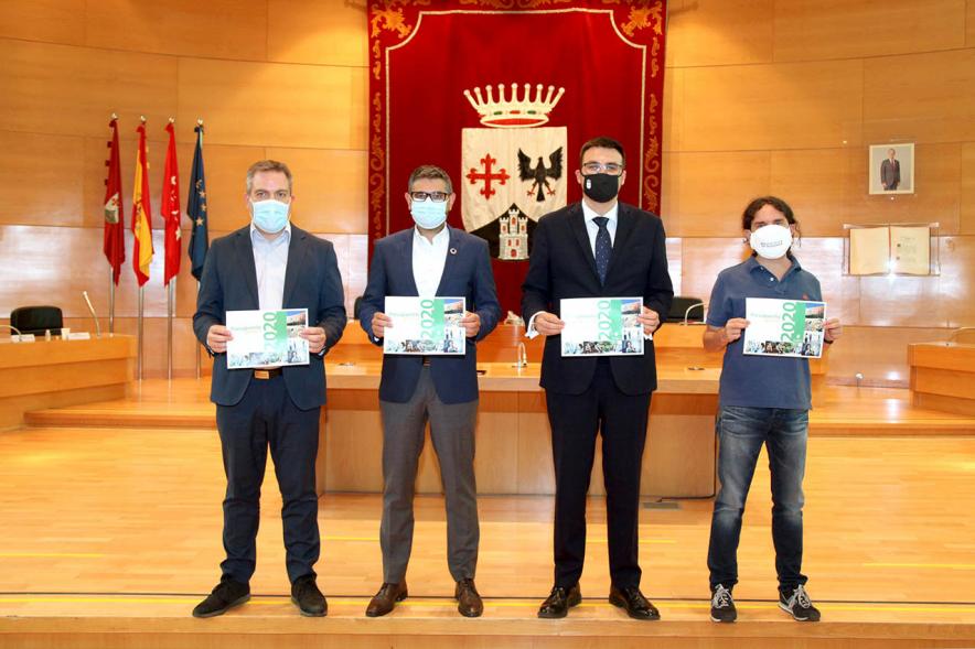 Concejales y alcalde posan con folleto