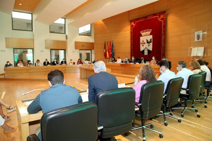 Vista del salón de plenos desde detrás de una bancada