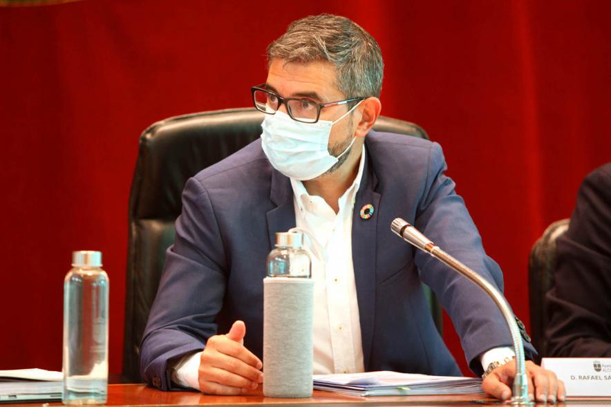 Alcalde Sánchez Acera durante el pleno