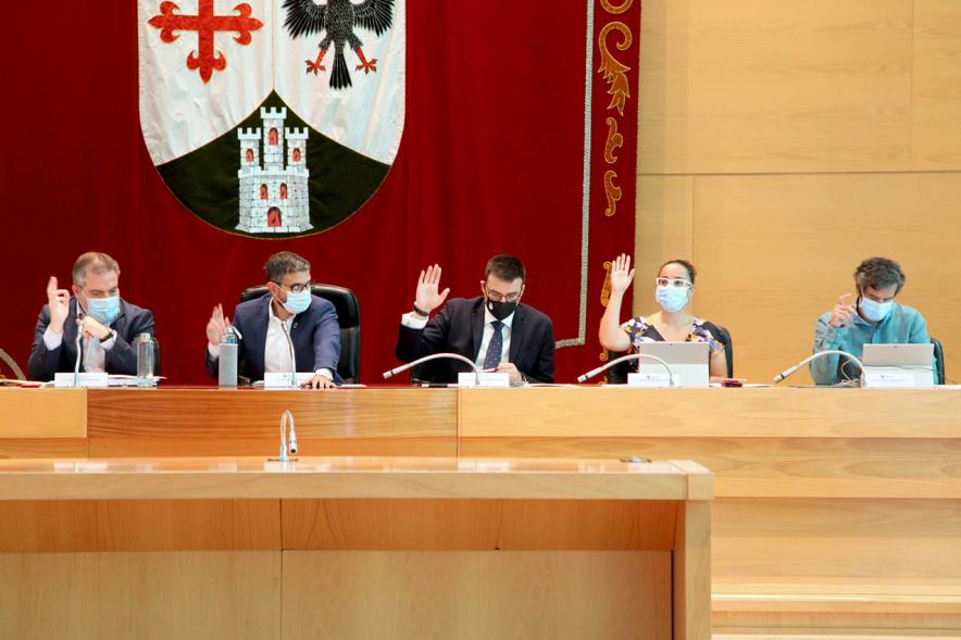 Junta de Gobierno Municipal votando en un momento del pleno