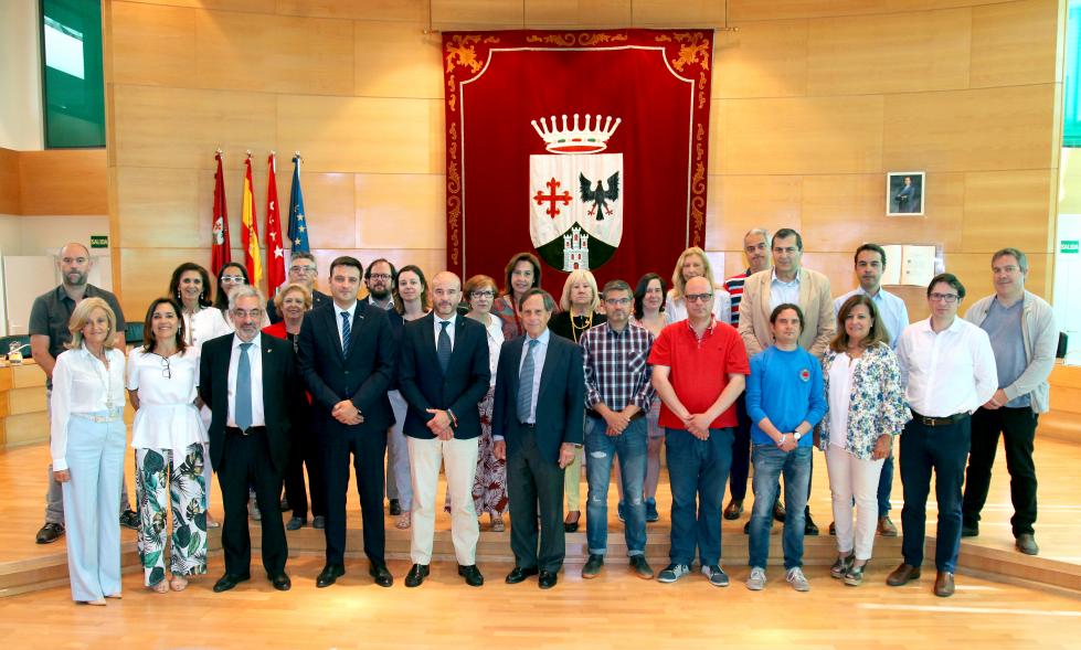 Pleno municipal al completo posando