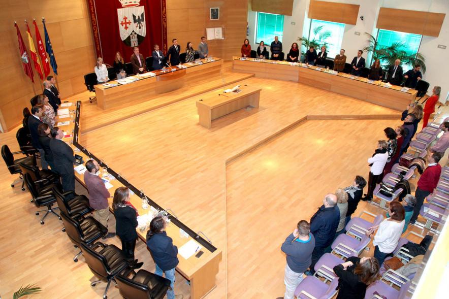 Vista cenital del salón de plenos con concejales en pie