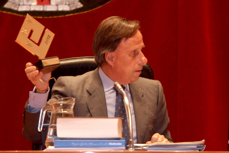 Alcalde García De Vinuesa muestra un trofeo durante la sesión plenaria