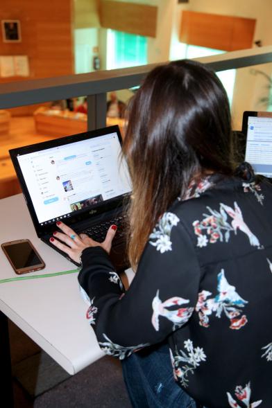 Funcionario dejando registro de la sesión plenaria