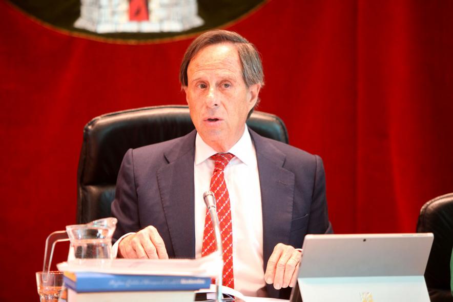 Alcalde García De Vinuesa durante la sesión plenaria