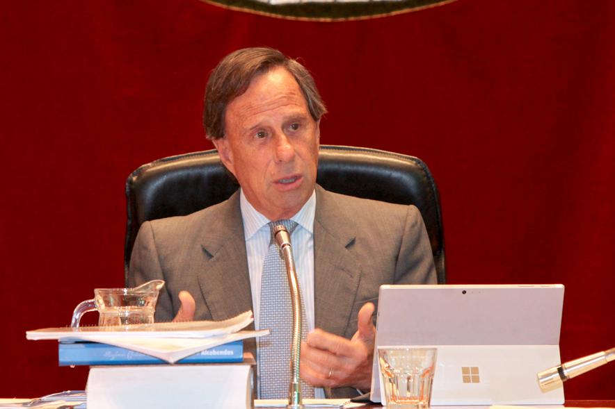 Alcalde García De Vinuesa durante la sesión plenaria