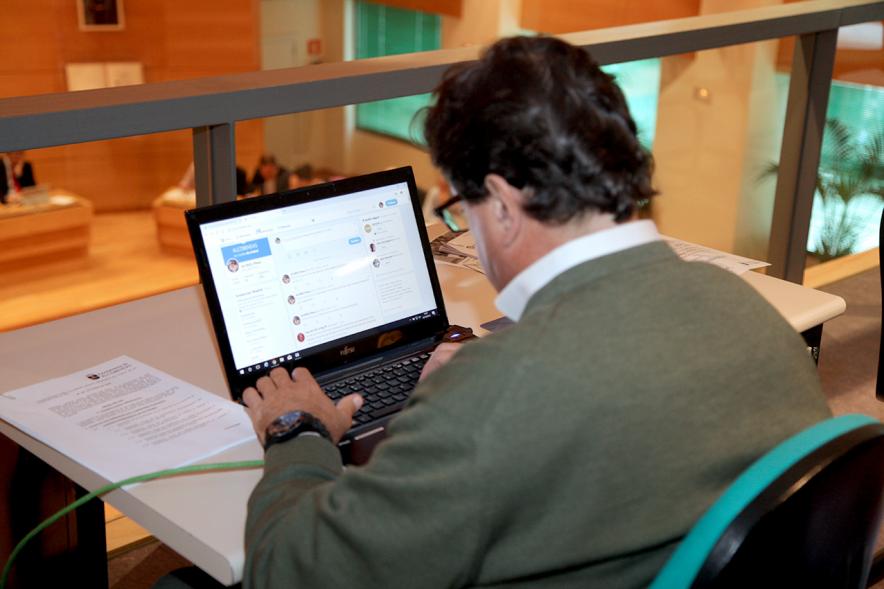Funcionario dejando registro de la sesión plenaria