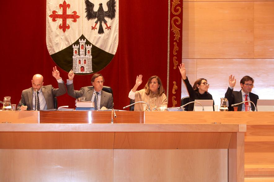 Junta de Gobierno Municipal votando en un momento del pleno