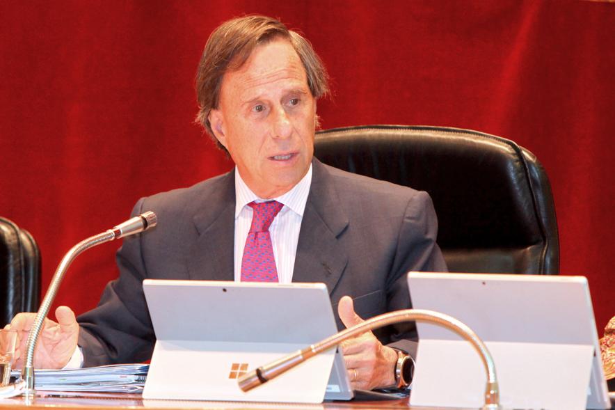 Alcalde García De Vinuesa durante la sesión plenaria