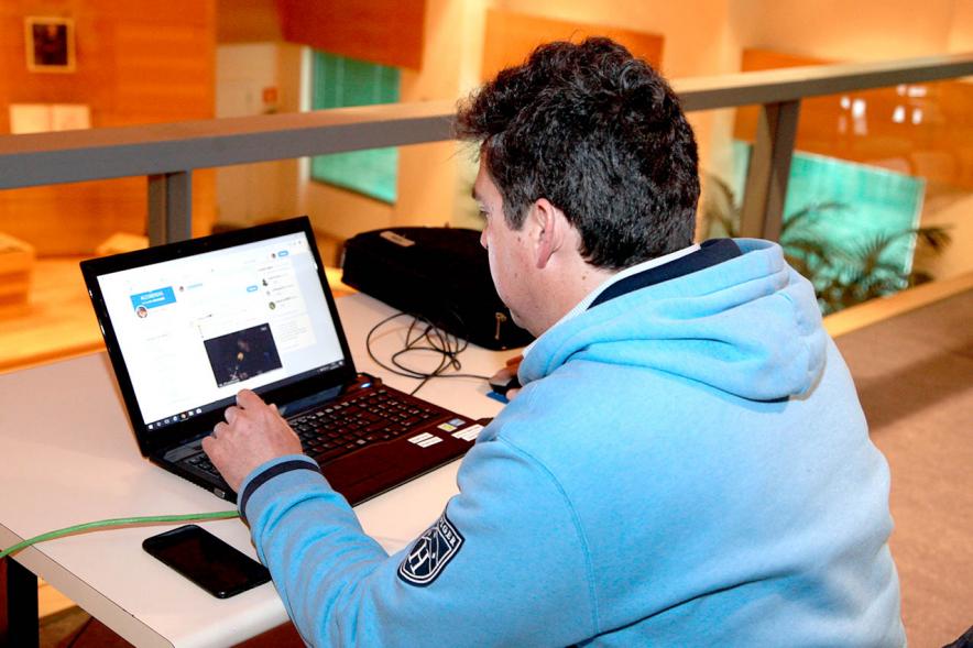 Funcionario dejando registro de la sesión plenaria