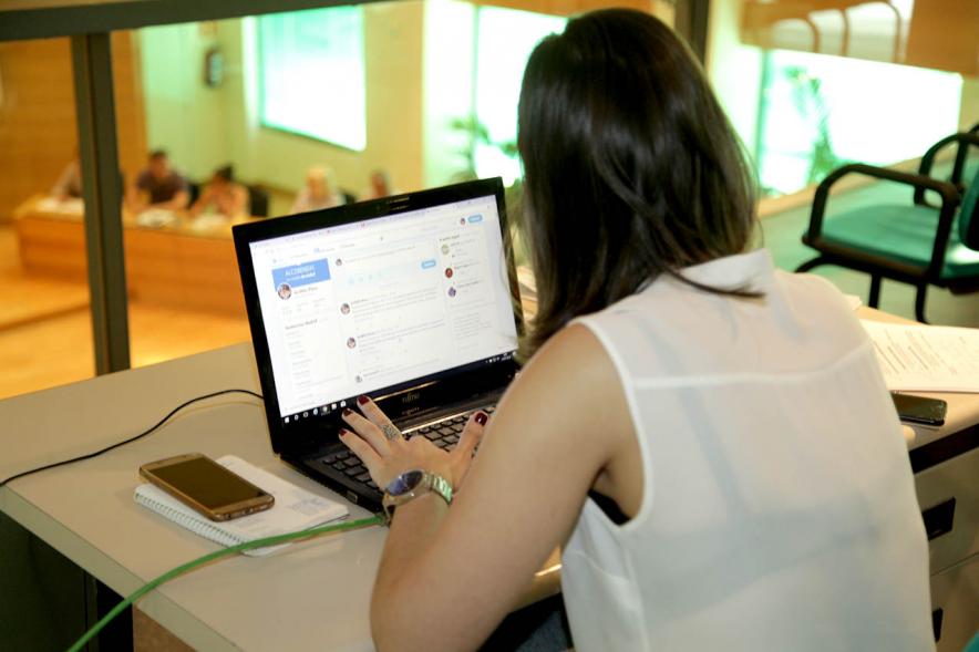 Funcionario dejando registro de la sesión plenaria