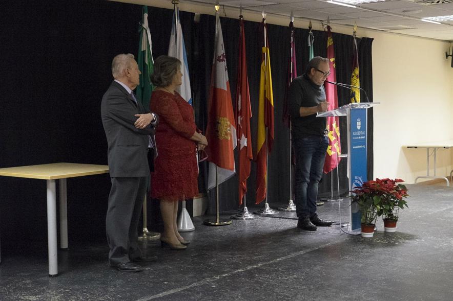 Entrega de Premios del XVº Certamen de Poesía de las Casas Regionales -  Imagen personas dirigiéndose al público presente.