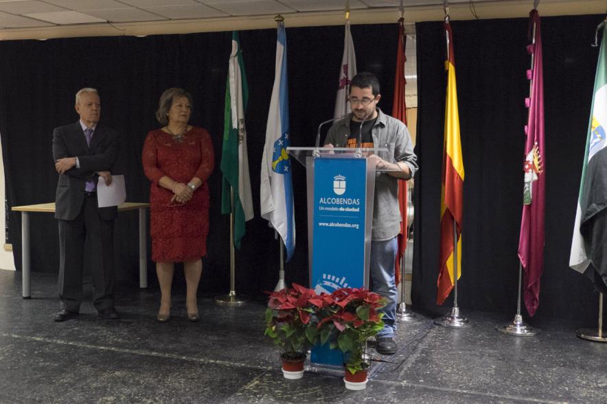 Entrega de Premios del XVº Certamen de Poesía de las Casas Regionales -  Imagen personas dirigiéndose al público presente.