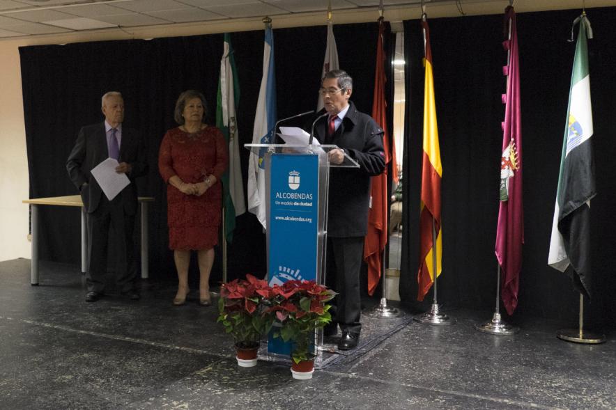 Entrega de Premios del XVº Certamen de Poesía de las Casas Regionales -  Imagen personas dirigiéndose al público presente.
