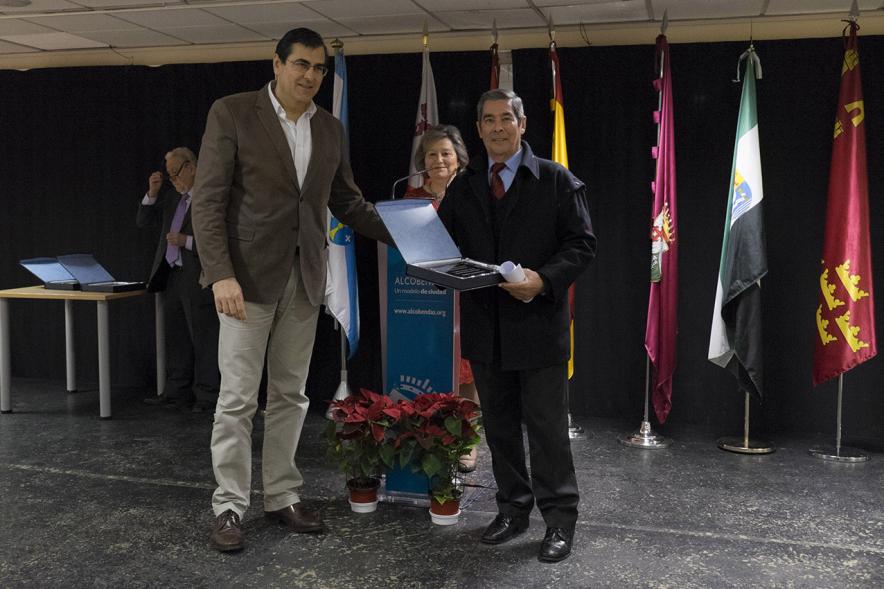 Entrega de Premios del XVº Certamen de Poesía de las Casas Regionales - Imagen de persona entregando una placa a un homenajeado.