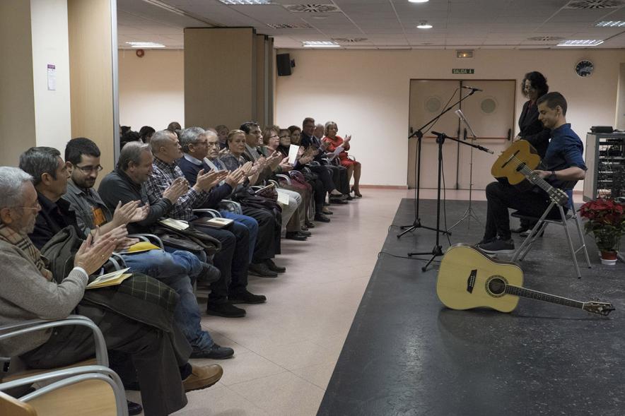 Entrega de Premios del XVº Certamen de Poesía de las Casas Regionales - Imagen del público asistente mirando una actuación musical en el escenario.
