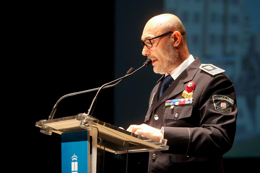 Homenaje a la Policía Local - Día de San Juan 2018 -  Primer plano del discurso de un mando de la policía.