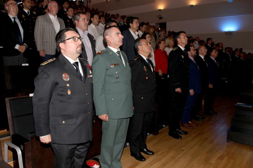 Homenaje a la Policía Local - Día de San Juan 2018 - Imagen lateral de los asistentes en posición de firme.