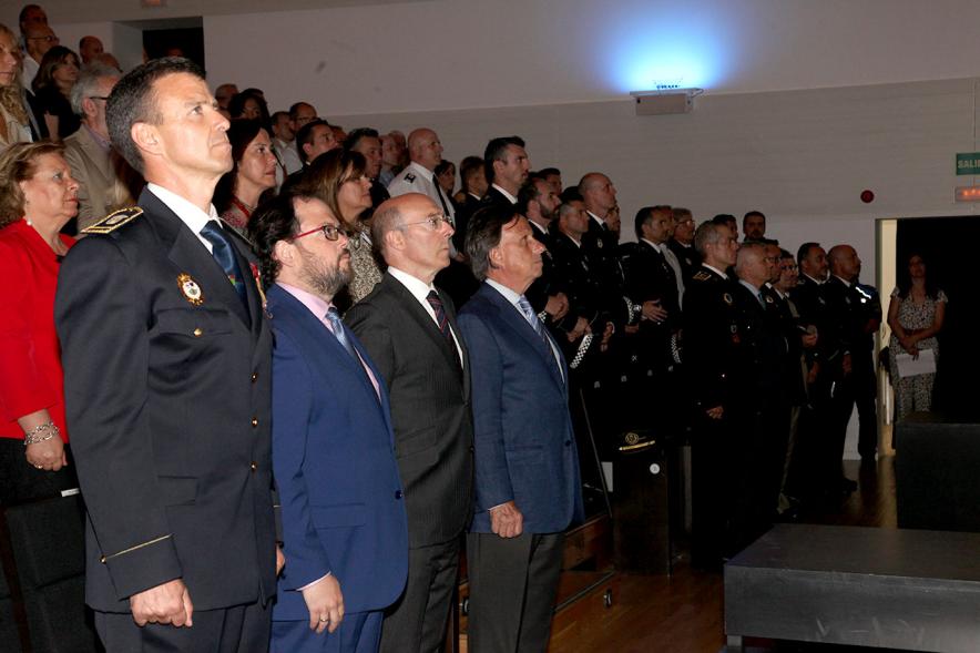 Homenaje a la Policía Local - Día de San Juan 2018 - Imagen lateral de los asistentes en posición de firme.