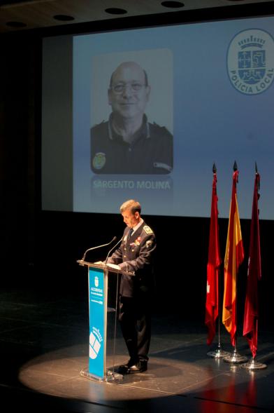 Homenaje a la Policía Local - Día de San Juan 2018 - Plano de un mando policial homenajeando a un  policía.
