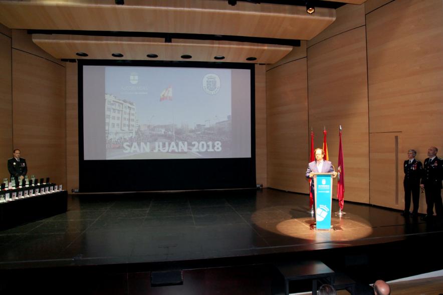 Homenaje a la Policía Local - Día de San Juan 2018 - Plano del escenario con  el alcalde.