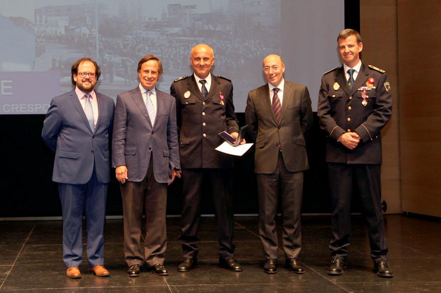 Homenaje a la Policía Local - Día de San Juan 2018 - Plano del escenario con  el alcalde y los representantes de las fuerzas del orden.