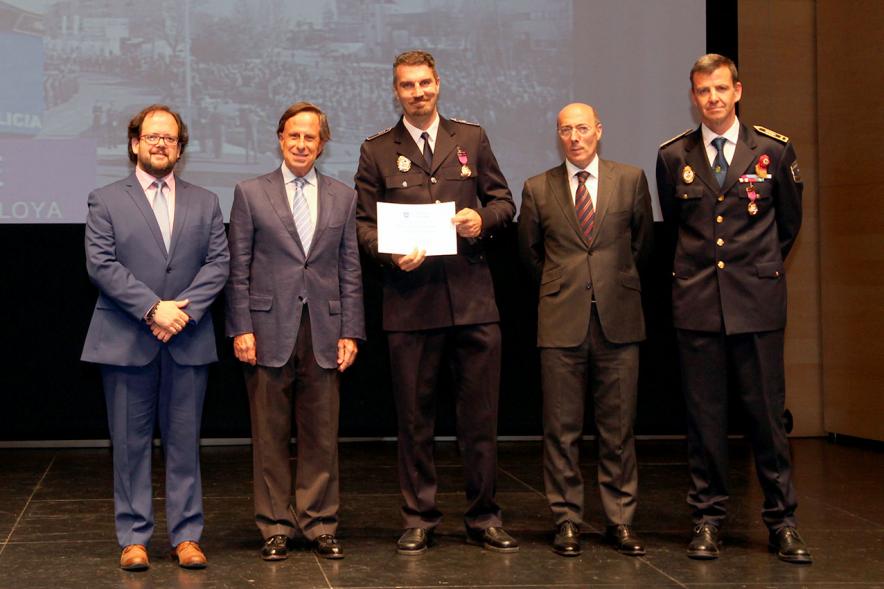 Homenaje a la Policía Local - Día de San Juan 2018 - Plano del escenario con  el alcalde y los representantes de las fuerzas del orden.