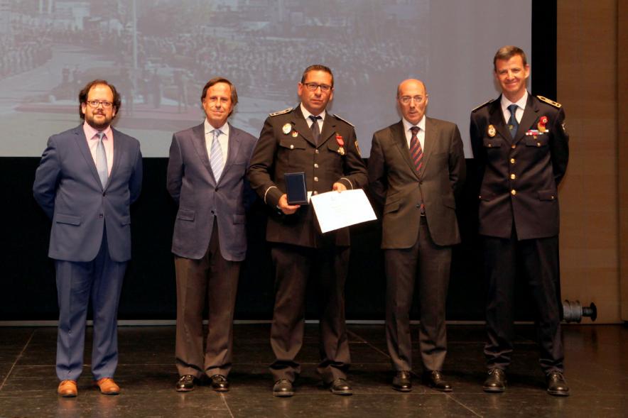 Homenaje a la Policía Local - Día de San Juan 2018 - Plano del escenario con  el alcalde y los representantes de las fuerzas del orden.