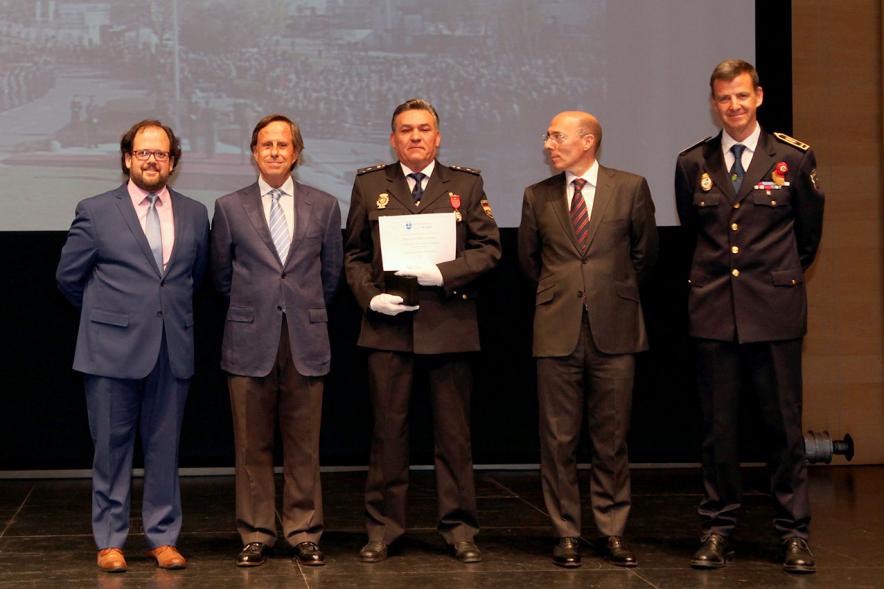 Homenaje a la Policía Local - Día de San Juan 2018 - Plano del escenario con  el alcalde y los representantes de las fuerzas del orden.