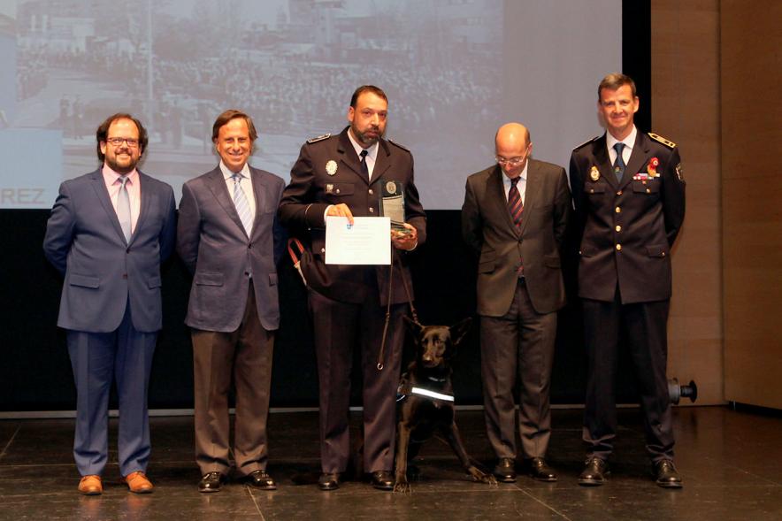 Homenaje a la Policía Local - Día de San Juan 2018 -  Posado de las autoridades municipales, los  mandos  y los homenajeados con sus perros.
