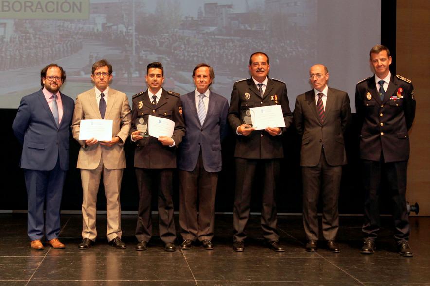 Homenaje a la Policía Local - Día de San Juan 2018 - Posado de las autoridades municipales, los  mandos policiales y los homenajeados.