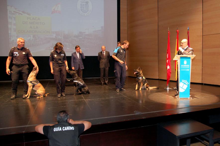Homenaje a la Policía Local - Día de San Juan 2018 - Plano del escenario con una actuación canina policial.